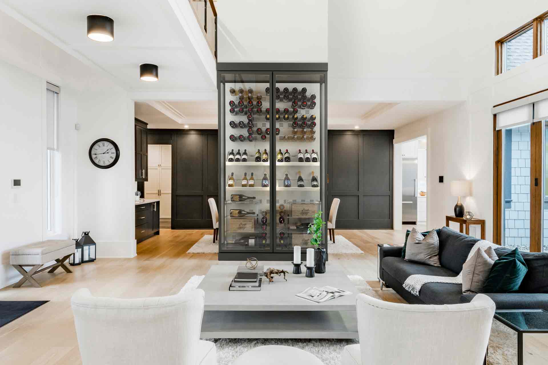 Cantinetta per vini di design in un elegante soggiorno moderno.